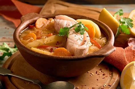 ingredientes frescos para caldillo de congrio, incluyendo vegetales y pescado