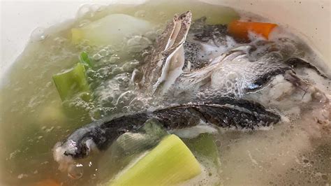 cocción de caldo de pescado con cabeza de congrio