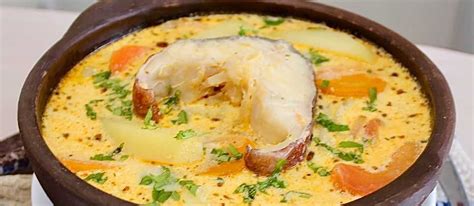 caldillo de congrio hirviendo a fuego lento con trozos de pescado