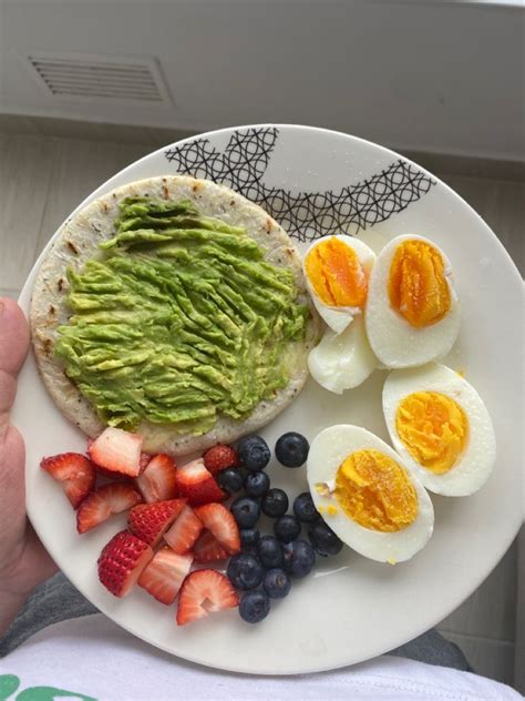 Plato de desayuno saludable con pan de centeno y alimentos frescos