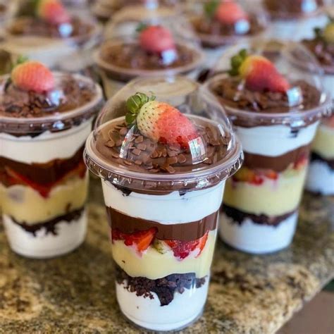 Foto de postres semifríos variados y coloridos en vasos y porciones individuales