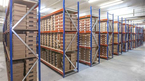 Bodega de retiro con estanterías de productos de limpieza