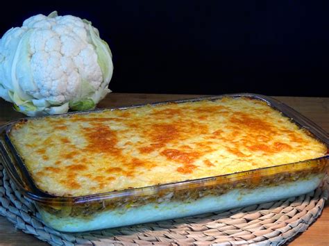 Pastel de coliflor recién horneado