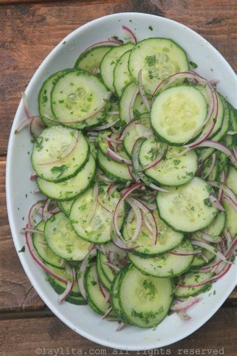 Ensalada fresca de pepino y hierbas aromáticas