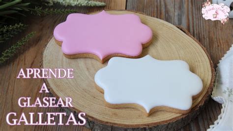 Imágenes de galletas con diferentes técnicas de glaseado: delineado, relleno y flores