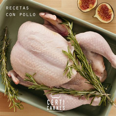 Especias y pollo crudo en un bol, listo para marinar