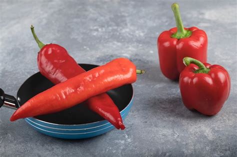 Imagen de pimientos rojos asándose en sartén caliente