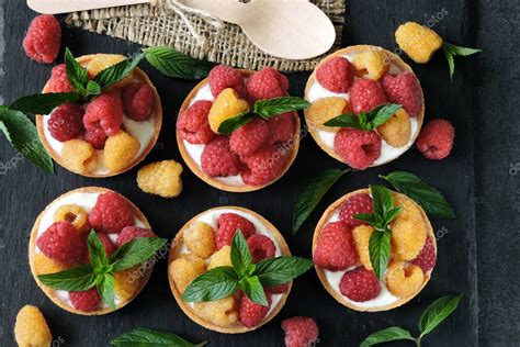 fotografía de surtido de postres con frambuesas