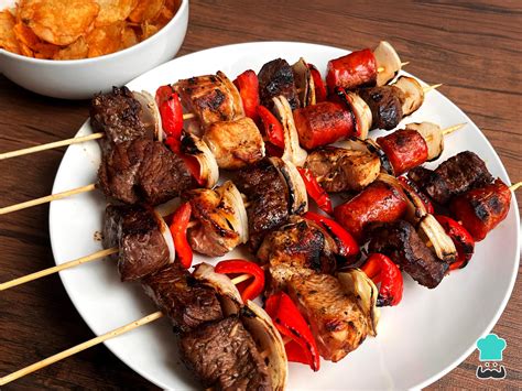Anticuchos chilenos listos para asar