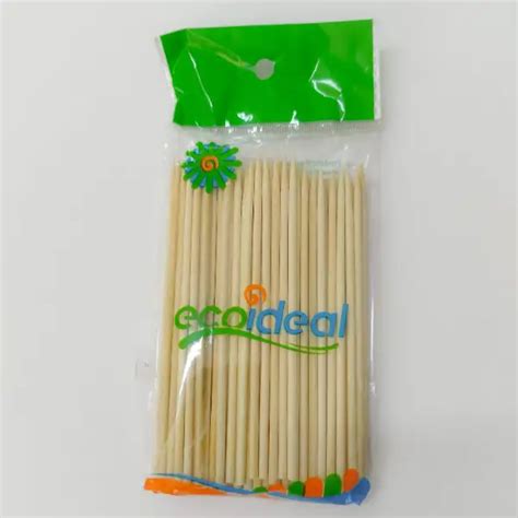 Portavelas cilíndrico decorado con palitos de brocheta pegados alrededor de una lata