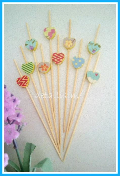 Palitos de brocheta decorados con corazones de tela forrados