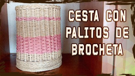 Cesta con forma de corazón hecha con palitos de brocheta y cintas entrelazadas, decorada con perlas