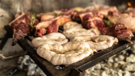 Fotografía: variedad de achuras servidas en una parrilla argentina