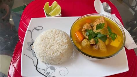 Collage de fotos de diversos platillos preparados con Caldos MAGGI®, incluyendo sancocho, arroz con pollo y pollo griego.