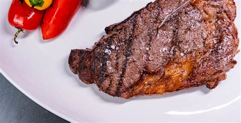 Cortes de carne roja con su color característico y marmorizado