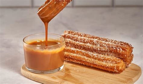 Churros con manjar y espolvoreados con azúcar flor