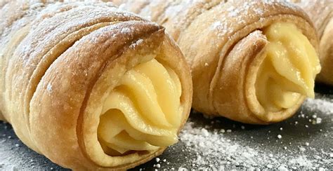 Cruasanes rellenos de crema pastelera