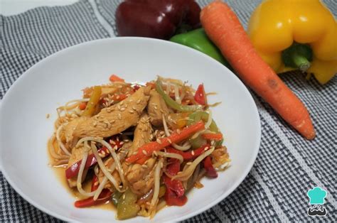 variedad de ingredientes frescos para chop suey: pollo, fideos, pimientos, zanahorias, calabacines, champiñones, brotes de soja, salsas asiáticas
