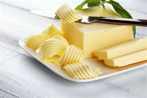 Foto de queso crema y mantequilla batiéndose en un bol