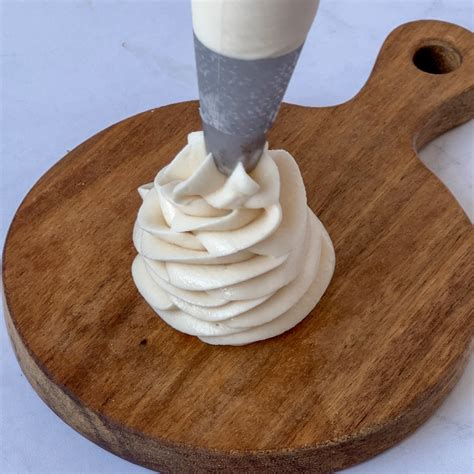 Foto de cupcakes o un pastel decorado con betún de queso crema