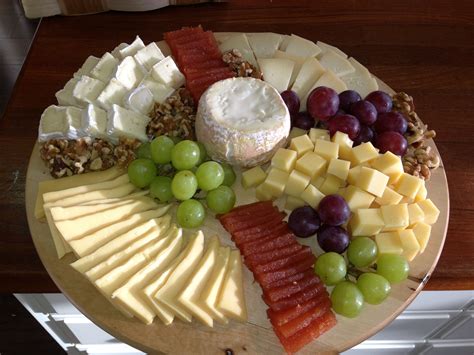tabla de quesos y membrillo presentada de forma elegante