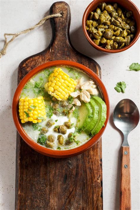 Ajiaco colombiano vegetariano con aguacate y alcaparras
