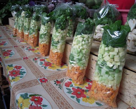 Infografía mostrando cómo preparar bolsitas de verduras para caldo