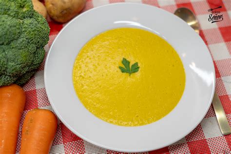 Foto de un puré de verduras y pollo servido
