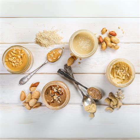 Persona disfrutando de alimentos saludables, incluyendo mantequilla de frutos secos