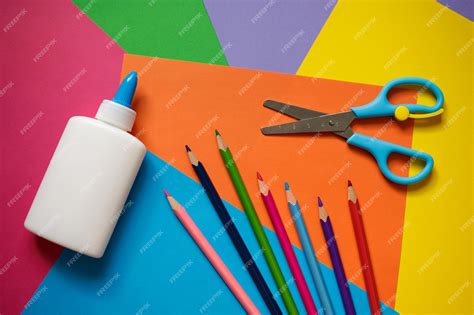 Esquema de materiales necesarios: palitos de madera natural, palitos de colores, pegamento, tijeras, cartulinas y pegatinas.