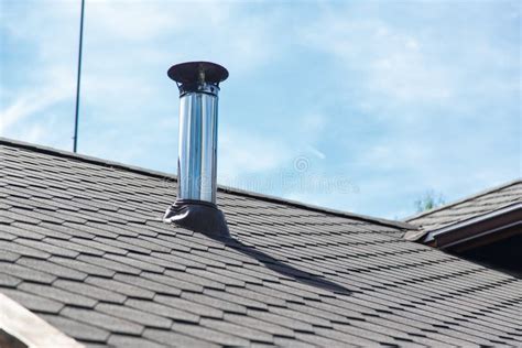 Imagen de la estructura ensamblada con la chimenea colocada en el tejado.