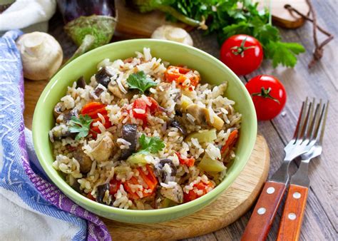 Foto cenital de un bol de arroz basmati aromático mezclado con verduras salteadas de colores vivos y especias espolvoreadas