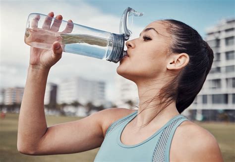 Vaso de agua e hidratación