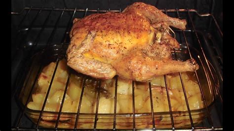 pollo asado entero en el horno con un termómetro de carne