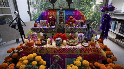 foto de una ofrenda de Día de Muertos con dulce de camote