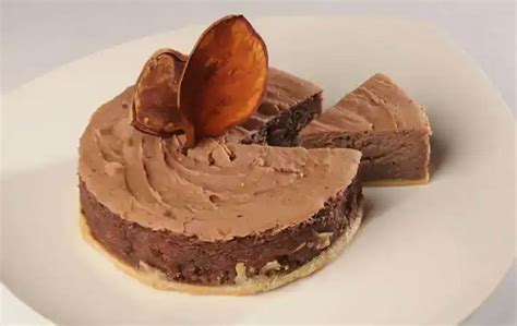 foto de una rebanada de torta de camote con café