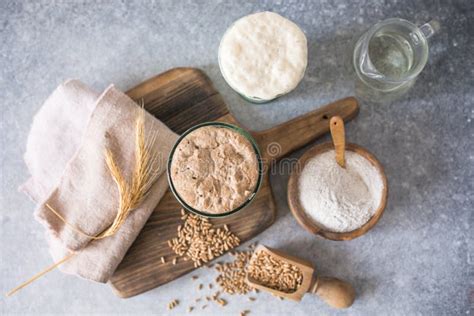 Esquema de los ingredientes básicos: harina de trigo, sal, levadura química, agua y la opción de grasa elegida.