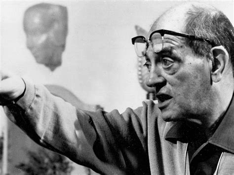 Fotografía de Luis Buñuel durante el rodaje de