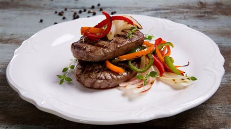 Foto de un filete de res asado y cortado en rodajas finas