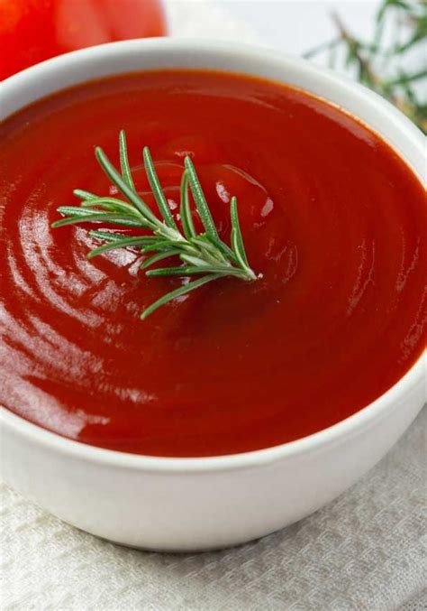 Ketchup casero en un bol con romero fresco