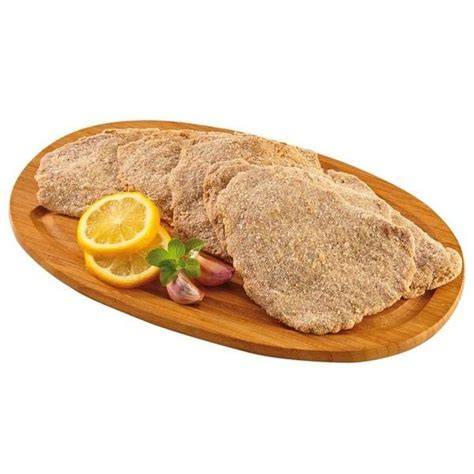 Milanesas de carne crudas empanadas con avena listas para cocinar