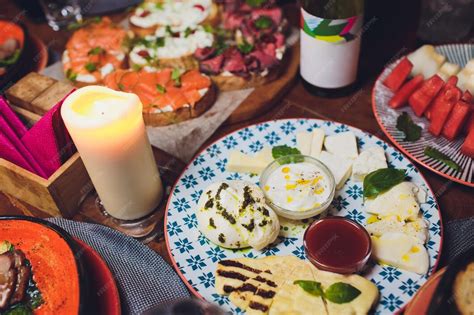 Mesa con varios aperitivos o tapas