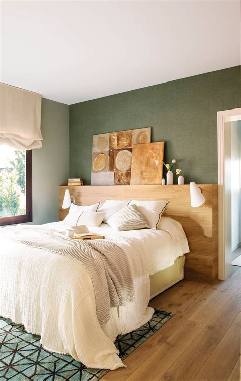 Fotografía de un dormitorio con pared salmón y elementos decorativos en verde bosque