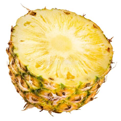 Imagen de una piña fresca entera y cortada en rodajas y cubos