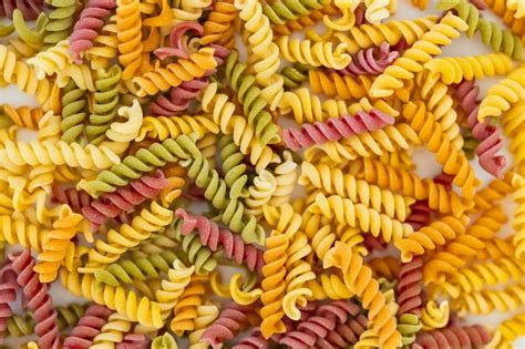 Pasta de colores secándose sobre papel de cocina