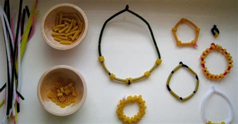 Niños mostrando sus collares y pulseras de pasta terminados