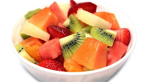 fotografía de fruta cortada macerándose con azúcar en un bol grande.