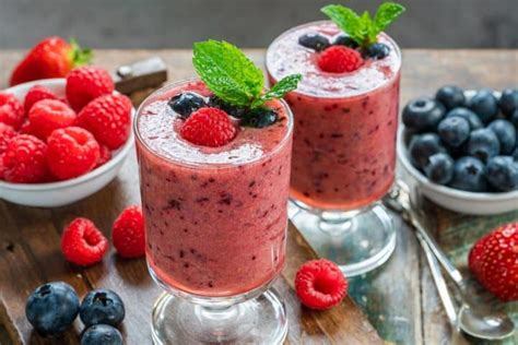 variedad de frutos rojos listos para ser licuados
