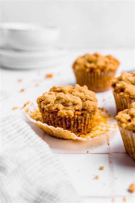 Fotografía de muffins de zanahoria y miel decorados, resaltando su textura esponjosa y tono dorado.
