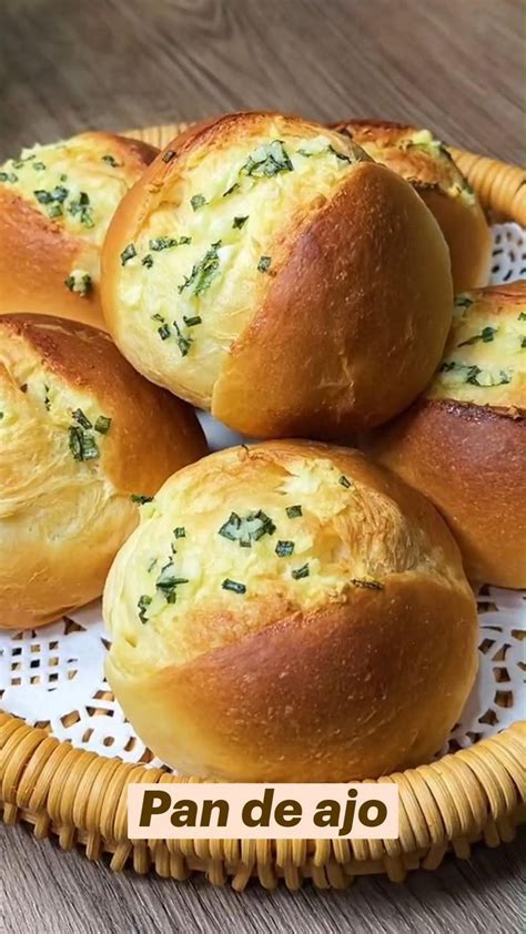 Variedad de panes saborizados, incluyendo uno con queso y otro con hierbas
